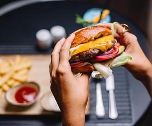 Jesteś na diecie i masz ochotę na fast food? Ta pozycja w McDonald’s ma najmniej kalorii. Nie jest to sałatka