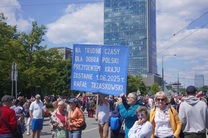 Uczestnicy "Wielkiego Marszu Patriotów" Rafała Trzaskowskiego