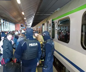 Mija rok od wybuchu wojny w Ukrainie. Tłumy uchodźców, ogromne zbiórki i tony darów. Jak pomagał Kraków? 
