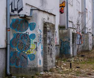 Osiedle Dudziarska. Opuszczone bloki grozy, jedno z najbardziej niebezpiecznych miejsc Warszawy