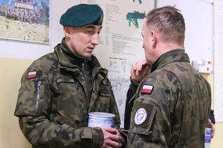 Żołnierz przemierza całą Polskę, zbierając pieniądze dla chorego synka.  Te sceny chwytają za serce [ZDJĘCIA]