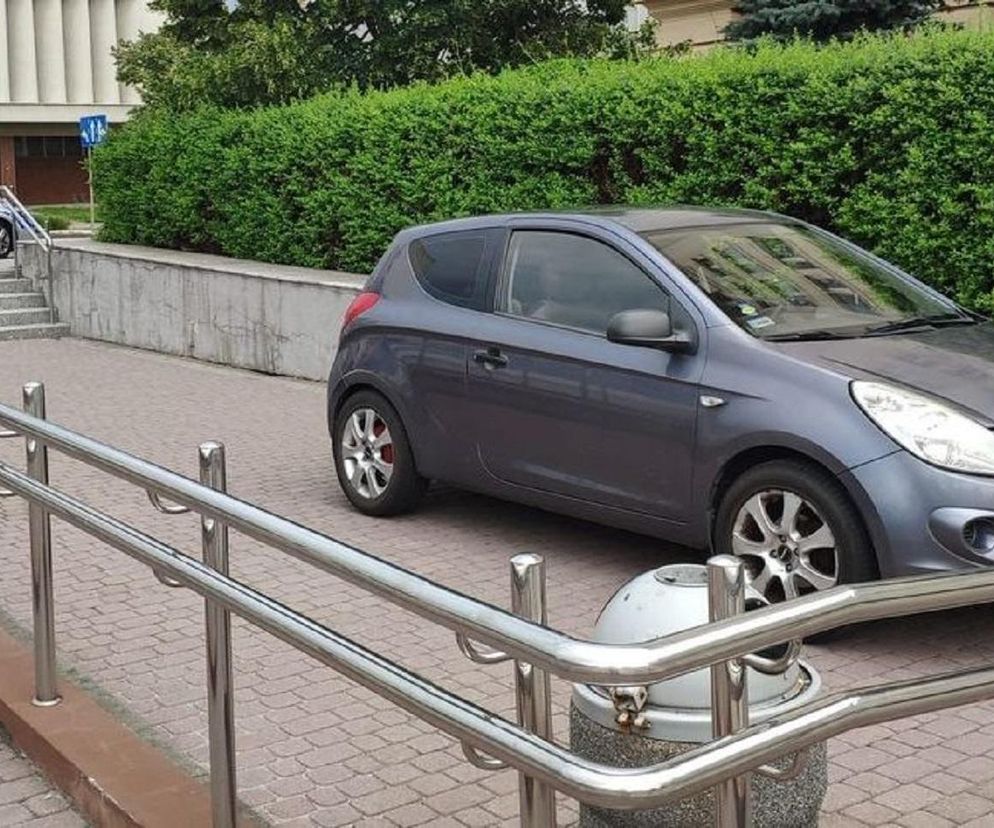 60-latek pomylił drogę i zjechał autem po schodach. Na miejsce została wezwana policja