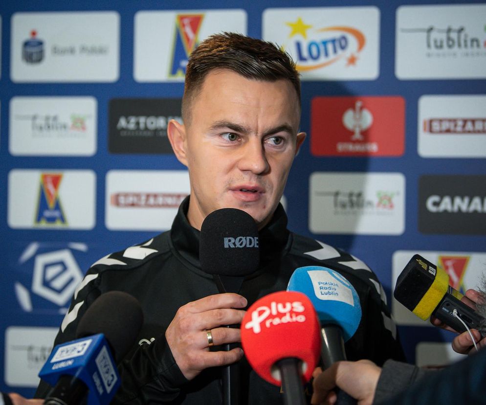 Trener Motoru Mateusz Stolarski podczas briefingu przed startem przygotowań