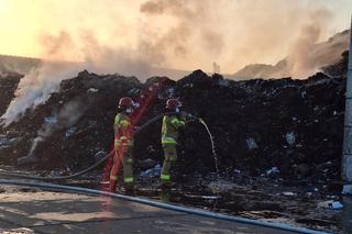 Ogromny pożar na terenie zakładu recyklingu odpadów w Rawiczu [ZDJĘCIA]