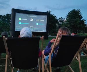 Wakacyjne kino plenerowe w Siedlcach w każdą środę lipca. Sprawdź repertuar!