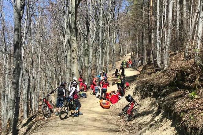 Dramatyczny wypadek młodego rowerzysty na Górze Żar. Połamanego 15-latka musiał ze szlaku zabrać helikopter LPR [ZDJĘCIA]