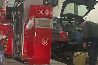 Szturm na stacje benzynowe w Białymstoku. Kolejki i dodatkowe kanistry