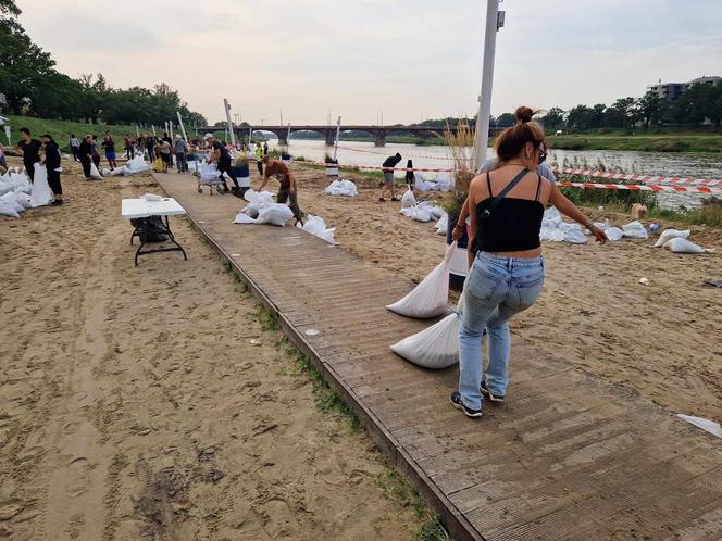 Mieszkańcy Wrocławia walczą z powodzią