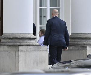 Karol Nawrocki który odbiera Kasię ze szkoły.