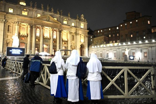 Watykan. Modlitwa o zdrowie papieża Franciszka na placu Świętego Piotra