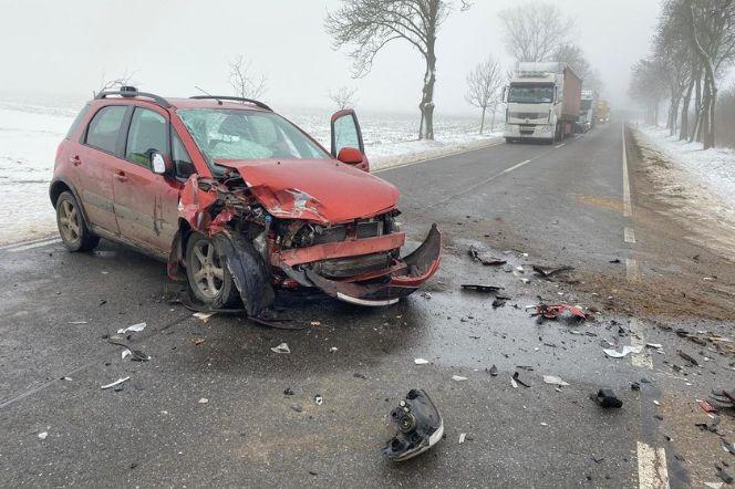 Wypadek między Nidzicą a Kozłowem. Ciągnik zderzył się z samochodem. Jedna osoba ranna 