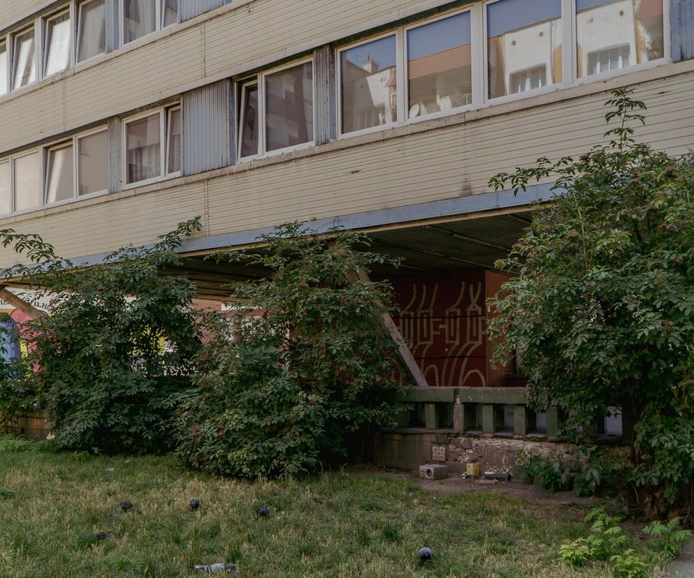 Opuszczony blok - eksperyment. Pokonała go rdza