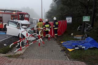 Śmiertelny wypadek w Ostrzeszowie! Trzyosobowa rodzina wjechała pod tira 