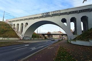 Remont nie pomógł? Zabytkowy wiadukt przy szczecińskim cmentarzu w opłakanym stanie