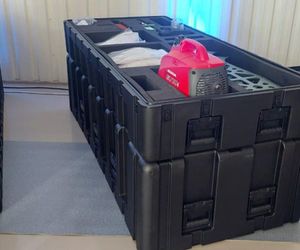 System bezzałogowych statków powietrznych klasy mini kryptonim Wizjer spakowane w skrzyniach transportowych 