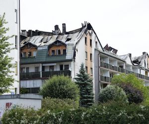Blok przy ul. Powstańców w Ząbkach po pożarze
