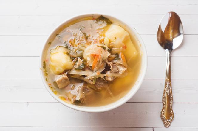 Kapuśniak na wędzonych żeberkach: sycąca zupa dla seniora według Magdy Gessler