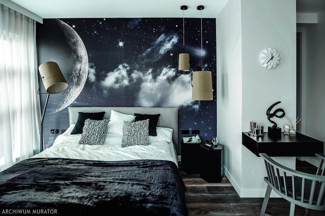 Sypialnia z tapetą z motywem księżyca