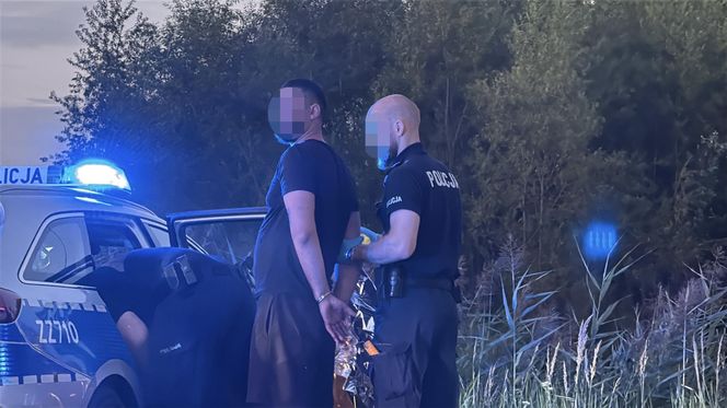 Mini Cooper w ogniu! Kierowca osobówki utknął w błocie i spalił auto