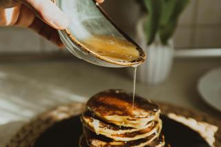 Syrop klonowy to świetny dodatek do naleśników 