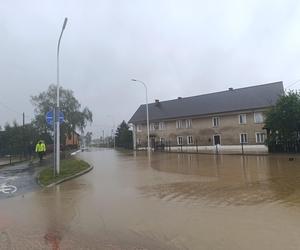 Zagrożenie powodziowe. Głuchołazy. Woda przelała się przez wały. Zalewa miasto