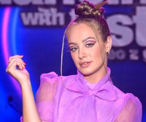 Wiktoria Gąsiewska pozuje w odważnej sukience. Fani porównali ją do postaci z bajki