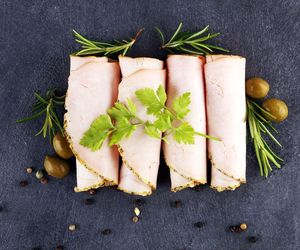 Już nie kupuję wędliny w sklepie. Pyszna pieczeń z indyka to mój ulubiony dodatek do kanapek  