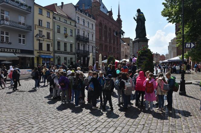 Tłumy na toruńskiej starówce. Wycieczki szkolne ruszyły do grodu Kopernika