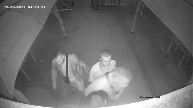 Wybili szybę i splądrowali auto! Policja z Bydgoszczy publikuje nagranie i prosi o pomoc [WIDEO]