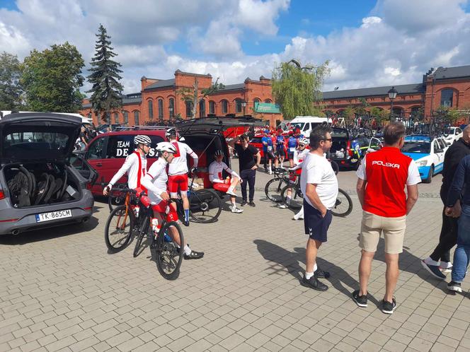 Ruszył Wyścig Kolarski „Solidarności” i Olimpijczyków. Z Łodzi wyjechało niemal 170 kolarzy