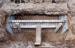 Podbijanie fundamentów 4. Wierzch deskowania wykonano na poziomie 40 cm powyżej dna wykopu, od góry zostawiając pustą przestrzeń wysokości 10 cm. To samo zrobiono w pozostałych wybranych odcinkach.