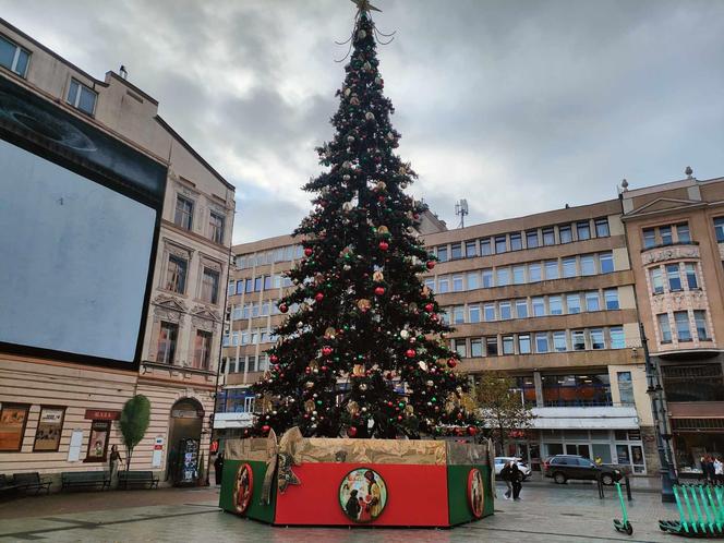 Łódź jest już gotowa na święta! Przy Piotrkowskiej stanęła wielka atrakcja [ZDJĘCIA]