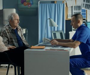 Barwy szczęścia, odcinek 3195: Krystyna (Hanna Bieluszko), Krzysztof Jaworski (Jacek Kałucki), lekarz 