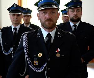 Srebrny orzeł prowadził Arka w ostatniej drodze. Poruszający gest policjantów i strażaków