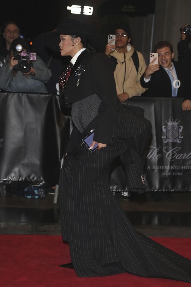 Rihanna ogłosiła ciążę na Met Gali 2025. Okrągły brzuszek wcisnęła w gorset!