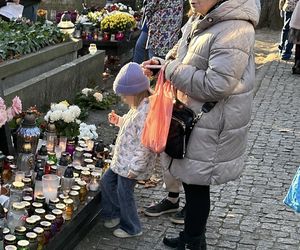 Magdalena Zawadzka na grobie Gustawa Holoubka