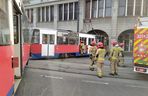 Bydgoszcz. Tramwaj wykoleił się i uderzył w budynek. Ogromne utrudnienia w ruchu [ZDJĘCIA]. 