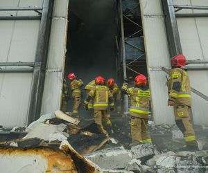  Kawle. Pożar zakładu przetwórstwa drobiowego. 120 strażaków walczy z żywiołem w czwartek, 14 sierpnia. Jeden z nich zaginął [ZDJĘCIA]