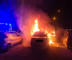 Potężny pożar samochodu w Dąbrowie Górniczej. Płomienie buchały na wszystkie strony