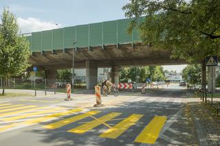 Droga rowerowa grozy przy Trasie Łazienkowskiej. Drogowcy nie chcą nic poprawiać