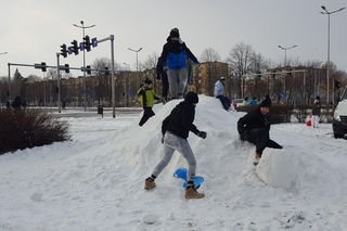 Pływanie, warsztaty i... kapsle. Propozycje na ferie zimowe w Lesznie 