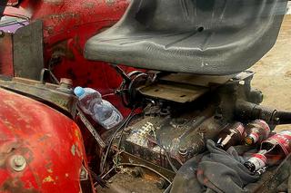 Brawurowa jazda ciągnikiem wypełnionym butelkami po piwie