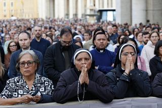 Wierni na Placu św. Piotra modlili się w intencji papieża Franciszka
