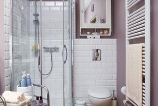 Fioletowe ściany w łazience w stylu retro