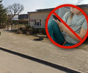 Innowacyjny eksperyment w szkole. Dzieci trzymają smartfony w specjalnych saszetkach