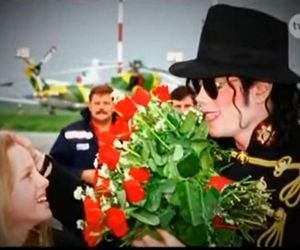 Michael Jackson zmarł 16 lat temu. Gdy odwiedził Polskę, wszyscy wstrzymali oddech. Te zdjęcia zachwycają