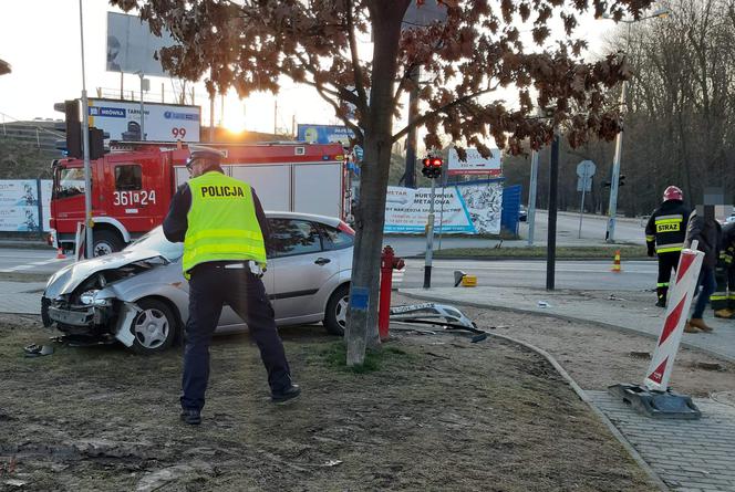 Tarnów: Dachowanie pod stadionem Unii! Taksówkarz trafił do szpitala