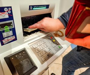 Jak bezpiecznie korzystać z bankomatów? Musisz zmienić ten nawyk