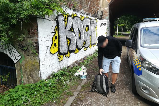 Grafficiarz malował po wiadukcie kolejowym w Bydgoszczy. Chciał upiększyć to miejsce 