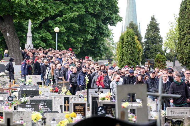 Tłumy na pogrzebie legendy polskiego rapu. Pożegnaliśmy Jokę z Kalibra 44